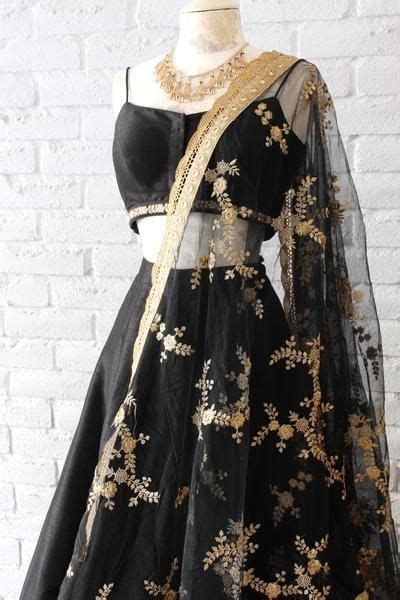 Pin von Mrunu auf Things to wear | Indische kleidung, Indische kleider ...