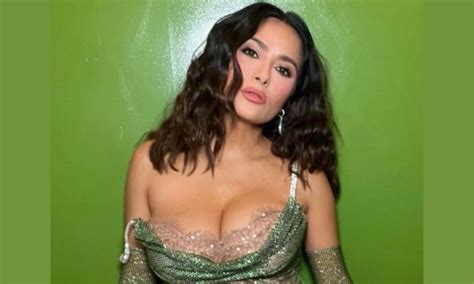 La Reconocida Actriz Salma Hayek Celebr Sus Millones De Seguidores Con Un Sexy Bikini