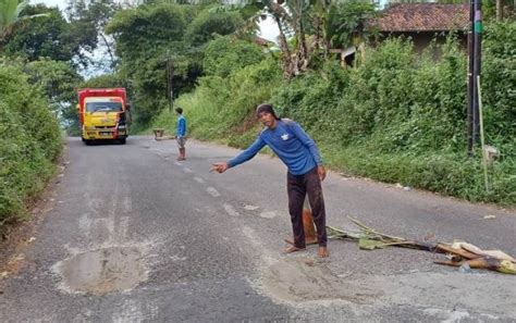 Tak Kunjung Diperbaiki Pemkab Garut Warga Sukalilah Perbaiki Jalan