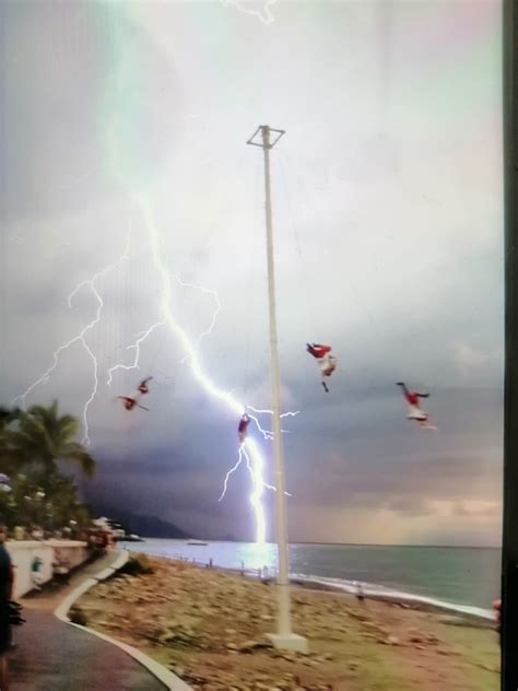 Captan El Momento Preciso En El Que Un Rayo Cae Mientras Voladores De