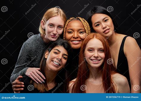 Portrait Des Mod Les Diff Rents Gay Heureux Riant Profitant Du Temps Ensemble Image Stock