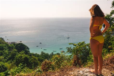 Junge Frau Im Bikini Steht Auf Einem H Gel Und Dem Schauen Ber Dem Seaahore Strand Mit Palmen