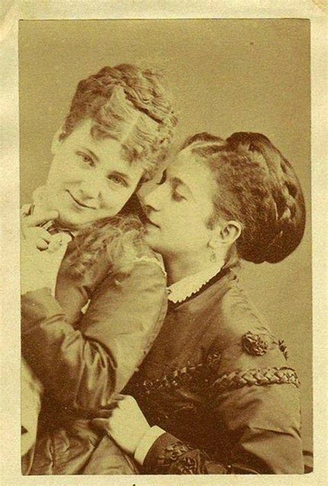 Casal gay já era realidade há décadas e ex padre prova imagens Mega Curioso