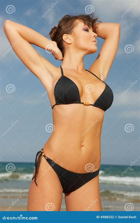 Fille dans le bikini noir photo stock Image du détente 4988532