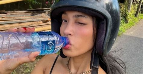 Hot girl Đà Nẵng diện bra chạy xe máy cực chiến