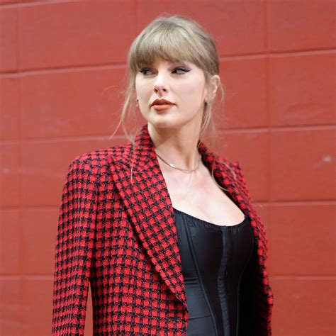 Eminem S Daughter Hailie Wows In String Bikini During Beach Vacation Before Wedding Hello