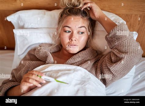 Femme Au Lit Avec Froid Banque De Photographies Et Dimages Haute