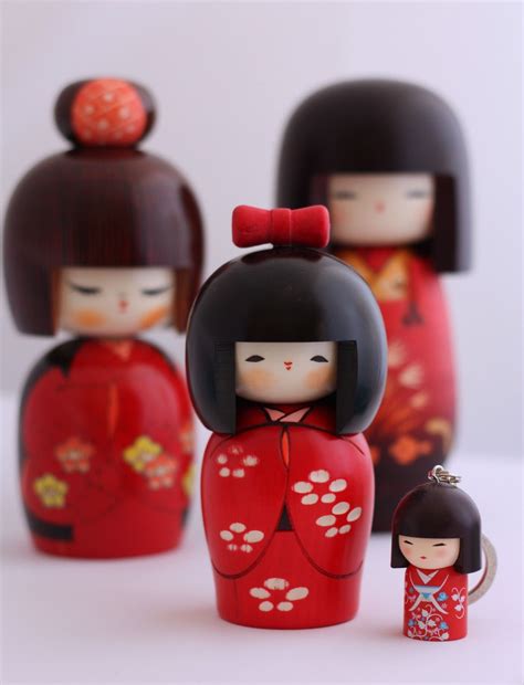 traditional Japanese kokeshi dolls (人形) Momiji Doll, Matryoshka Doll ...