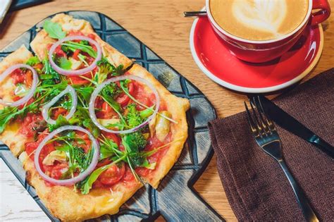 Corteza de pizza vegana de brócoli y calabacín con pesto de espinacas