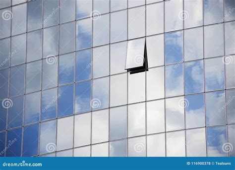 Fenêtre Ouverte De La Façade En Verre Du Bâtiment Photo stock Image