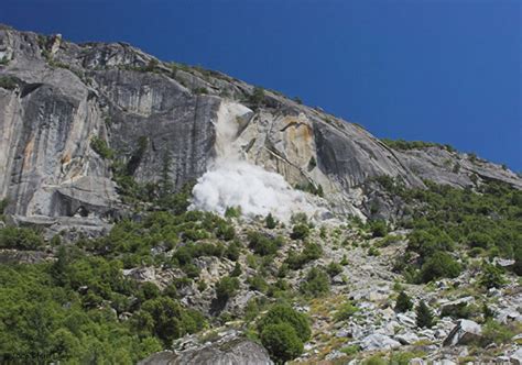 Spectacular Rockfall and Debris Avalanche in Yosemite National Park