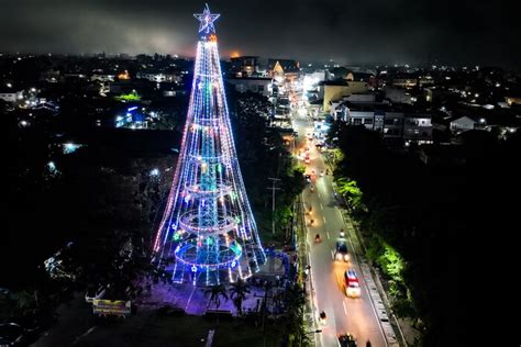 Wali Kota Siantar Nyalakan Pohon Natal Tertinggi Di Asia Tenggara