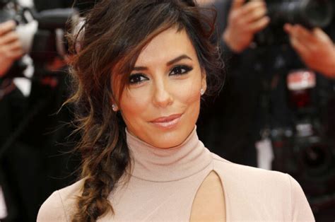 Eva Longoria pose en bikini à la piscine Photos Télé Star