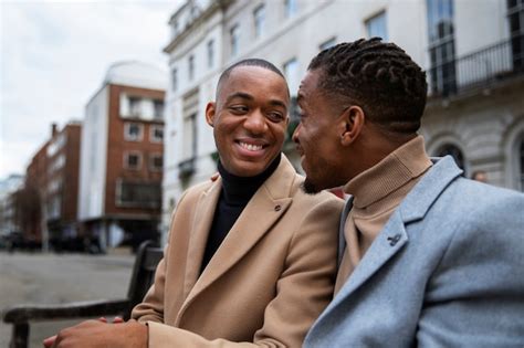 Heureux couple gay à un rendez vous dans la ville Photo Gratuite