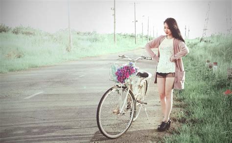 Hot girl nội y gây sốt với bộ ảnh Chuyện tình xe đạp