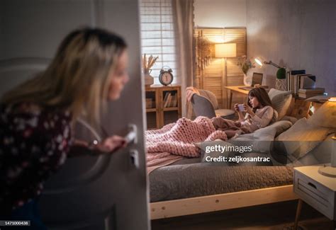 Maman Espionne Sa Fille Pendant Quelle Utilise Le Téléphone Dans Sa ...