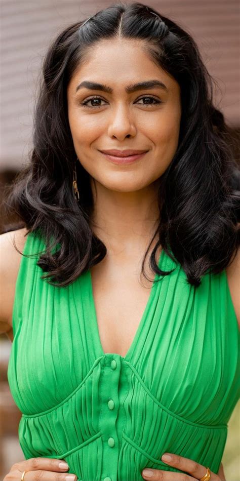 Mrunal Thakur Hot In Green Sleeveless Gown Filmy19