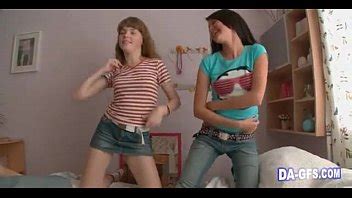 Hombre Jugando Con Dos Chicas Desnudas Y Calientes Xvideos