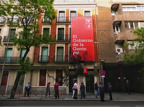 Atacan Con Pintura Roja Y Negra Las Sedes Nacionales Del Psoe Y Pp En