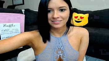 Morena sexy muestra su culo y sus bonitos pechos en la cámara XVIDEOS