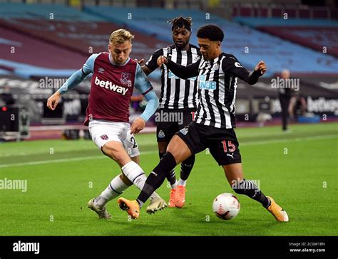 Newcastle uniteds jamal lewis battle hi-res stock photography and ...