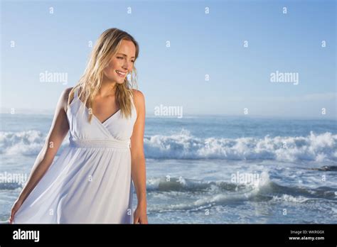 Pretty Blonde Beach In White Stockfotos Und Bilder Kaufen Alamy