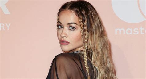 Rita Ora Seins Nus Et En Culotte Sous Une Robe Transparente Elle