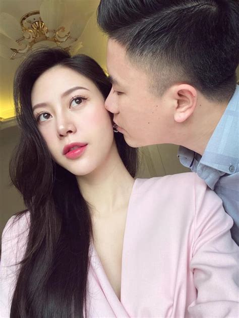 Hot girl Vũ Ngọc Châm khoe mang bầu hơn 8 tháng sau khi tổ chức đám hỏi với chồng doanh nhân