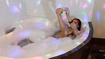LA DIOSA MILF REFRESCA SU CULO CALIENTE EN EL JACUZZI XVIDEOS