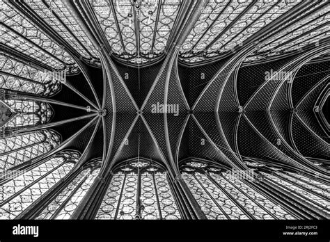 Interno Monumentale Di Sainte Chapelle Con Vetrate Colorate Piano