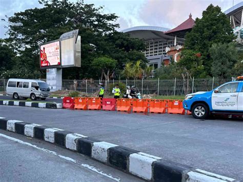 Akses Bandara Ngurah Rai Menuju Kuta Mulai Dipasang Pembatas Jalan Dan