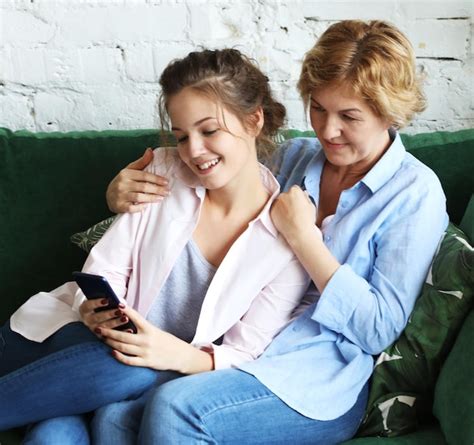 Concept De Mode De Vie Et De Personnes M Re Mature Et Sa Fille Faisant Un Selfie L Aide D Un