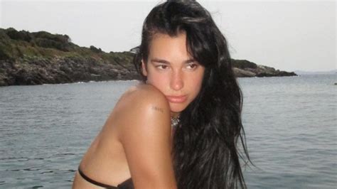Desde La Alberca Dua Lipa Se Luce En Bikini Negro Y Se Confirma Como La Reina Del Verano El