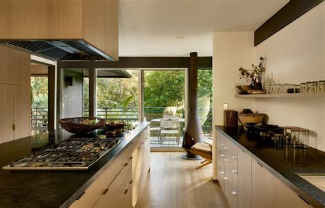 Une maison noyée dans la verdure d un jardin mature à Pasadena