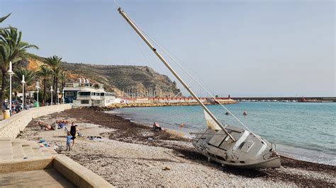 Un velero encalla en la playa de la Grava en Xàbia a causa del temporal