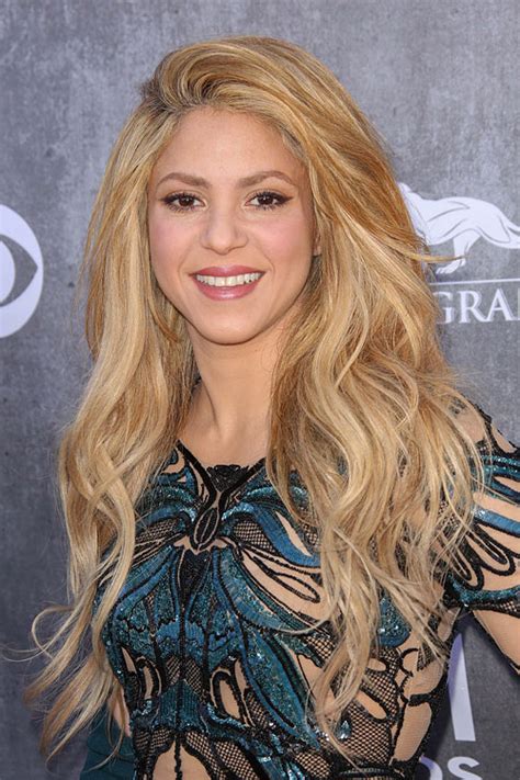 Shakiras Hairstyles And Hair Colors Steal Her Style Page 2