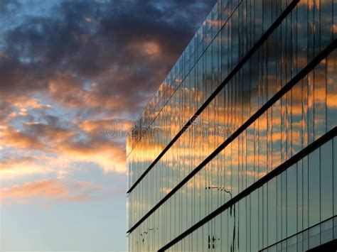 Immeuble De Bureaux Moderne Image Stock Image Du Affaires Sunset