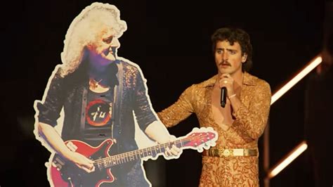 Benson Boone Pranks Coachella with Brian May Cutout
