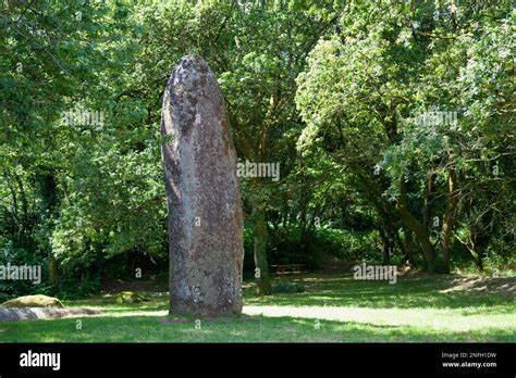 El Menhir De Kerampeulven Tiene Metros De Altura Y Fue Erigido En El