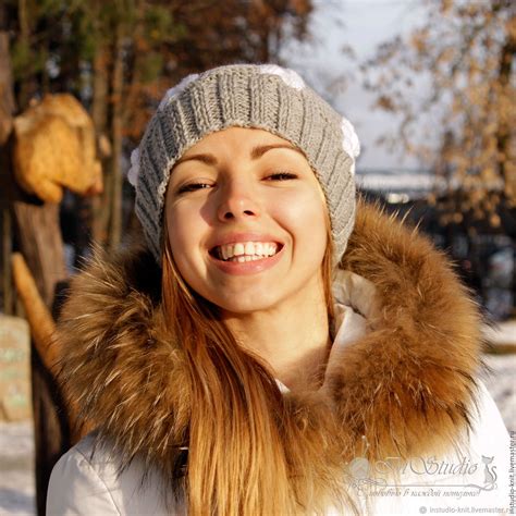 Шапка вязаная с меховым помпоном Белые косы серая с белым купить в ...