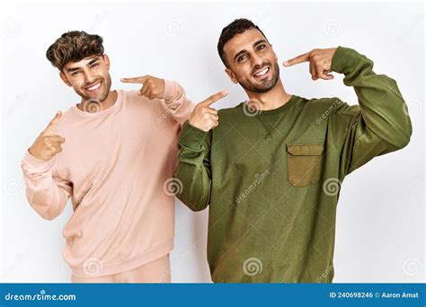 Jovem Casal Gay Parado Sobre Um Fundo Branco Isolado Sorrindo Alegre Mostrando E Apontando