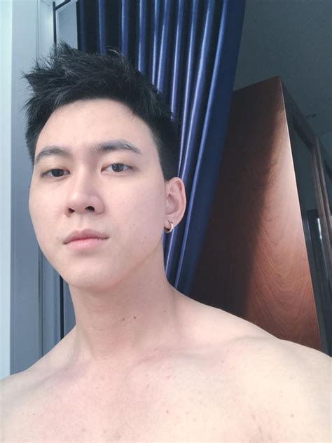 Có một chàng gay điển trai đang cực nổi trên MXH vì những clip trò chuyện hài hước