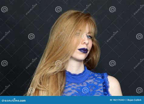 Belle Fille Europ Enne Blonde Avec Des Yeux Bleus Pose Dans Le Studio Sur Le Fond D Isolation