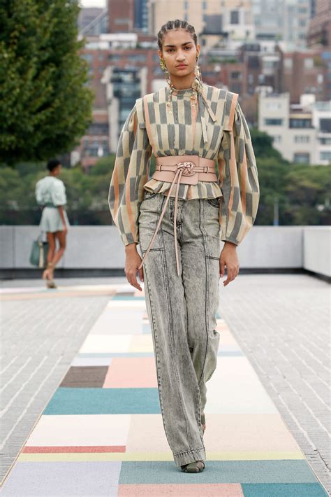 Trend Celana Jeans 2021 Denim Lebar Dan Panjang Jadi Favorit