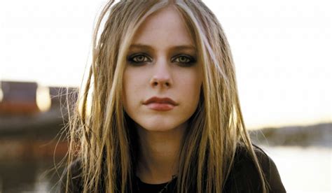 AVRIL LAVIGNE Estrena Dumb Blonde