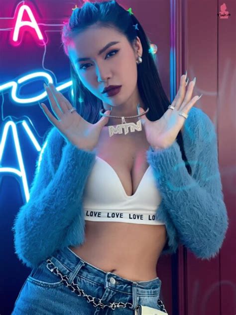 Đỏ mắt với bộ ảnh nude táo bạo của siêu mẫu Minh Tú NUDE