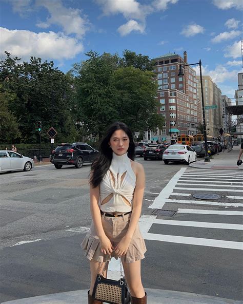 hot girl châu Á không mình hạc xương mai vẫn gây sốt vì quá đẹp