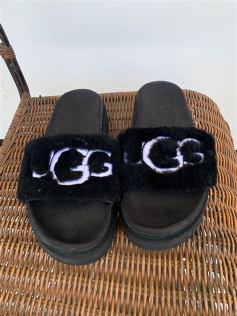 UGG slippers, Women's Fashion, Footwear, Slippers and slides on Carousell