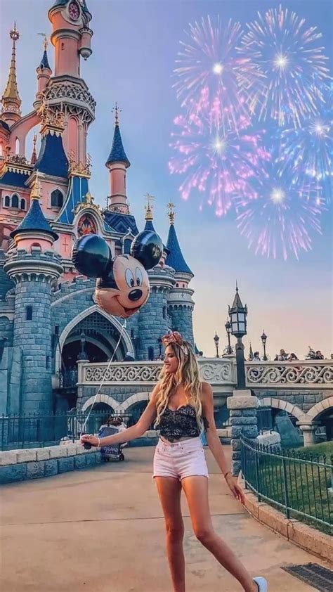 Disneyland Photo Inspo Disney Instagram Picture Disneyland In The Fall