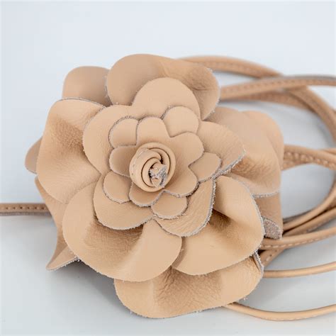 Wi Zany Pasek Sznurek Z Du Ym Kwiatkiem Ze Sk Ry Naturalnej Nude